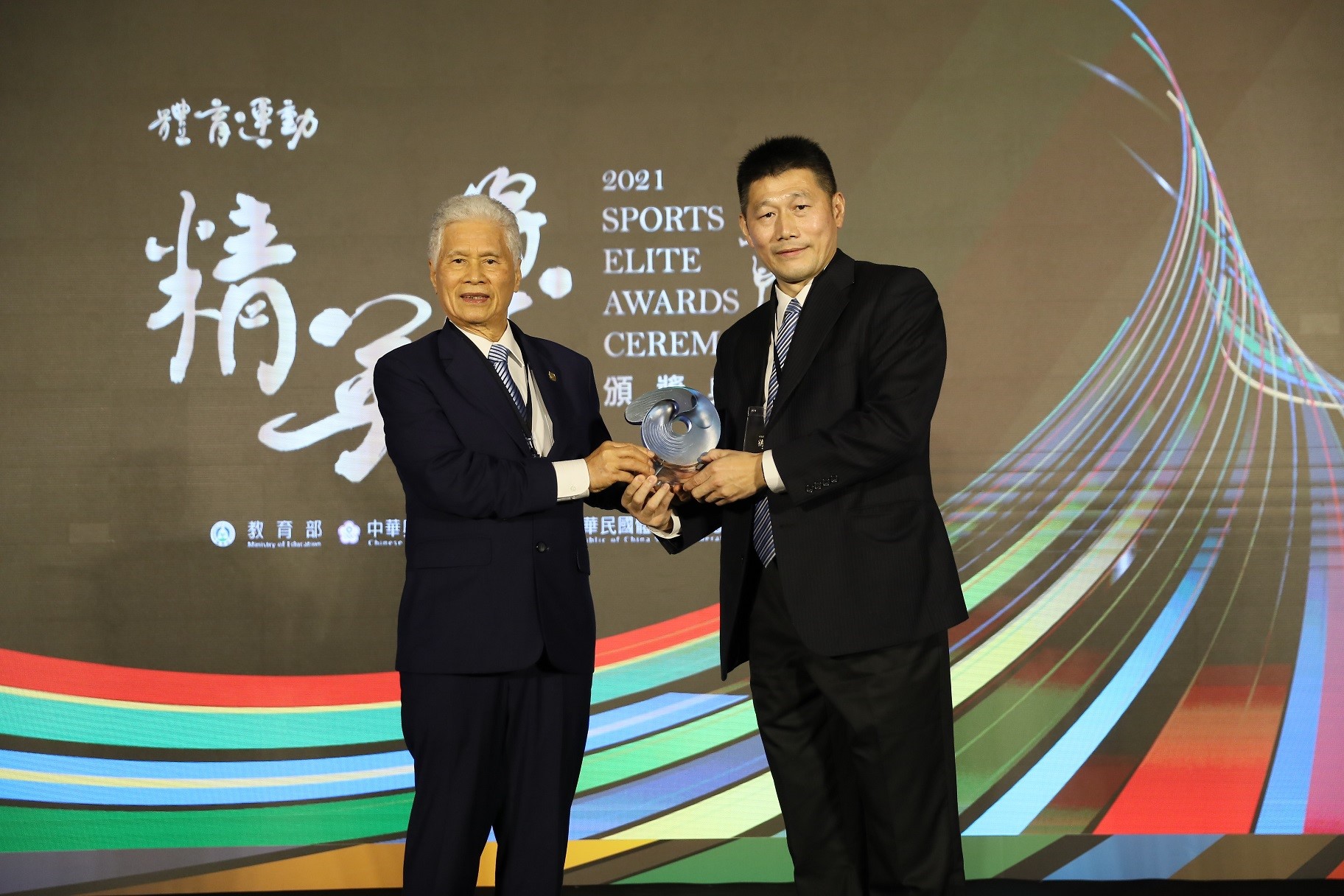 (圖)President Chang Chao-kuo presented the Best Sports Team Award to the Chinese Taipei Tokyo Olympics badminton team accepted by coach Lee Sung-Yuan